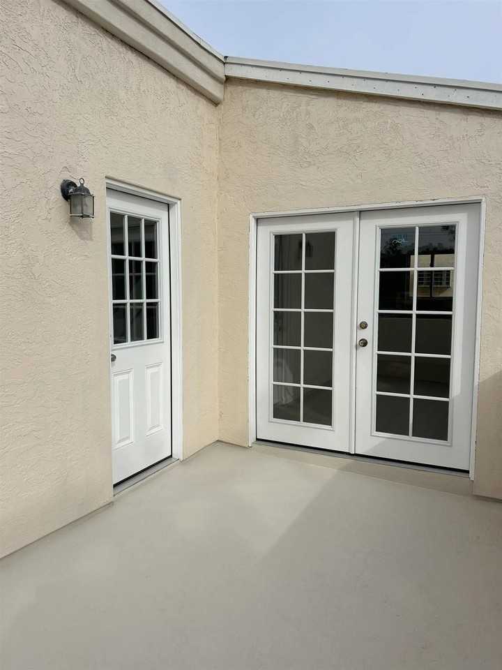 1042 S Coast Highway 101