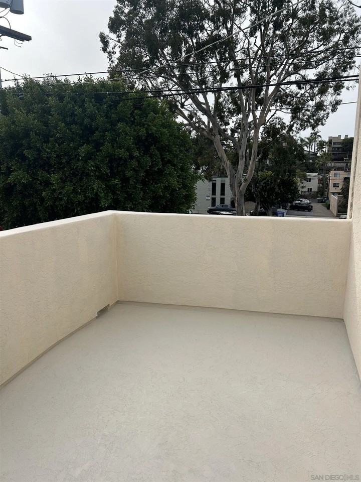 1042 S Coast Highway 101 - Photo 2 of 11