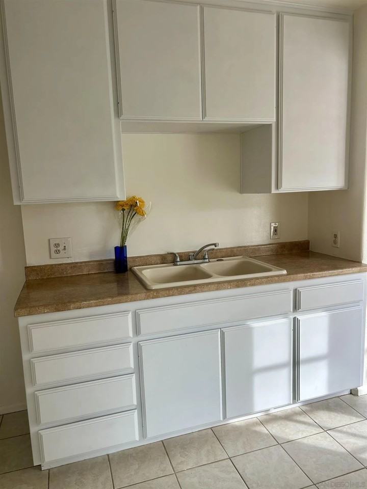 1042 S Coast Highway 101 - Photo 3 of 11