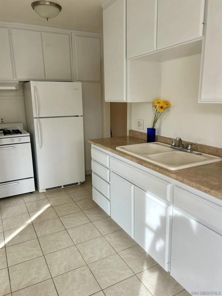 1042 S Coast Highway 101 - Photo 4 of 11