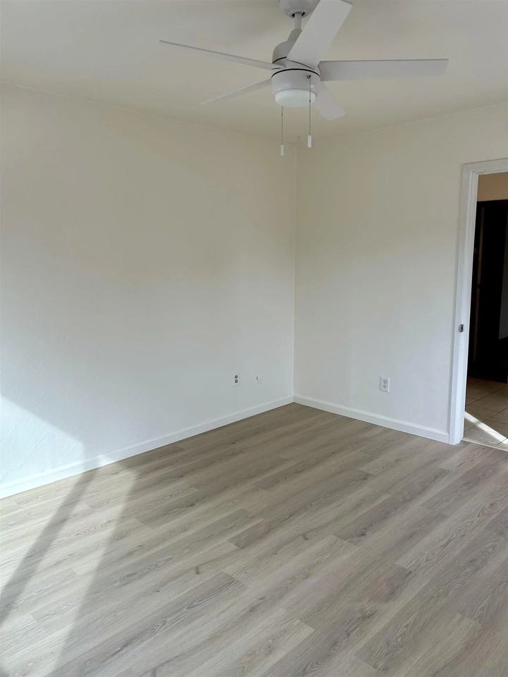 1042 S Coast Highway 101 - Photo 7 of 11