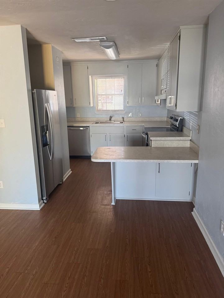 3748 Donovan Dr Apt B #B - Photo 3 of 8