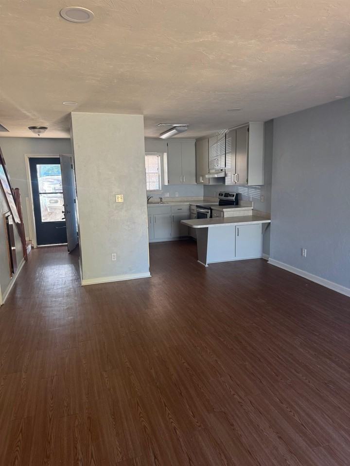 3748 Donovan Dr Apt B #B - Photo 4 of 8