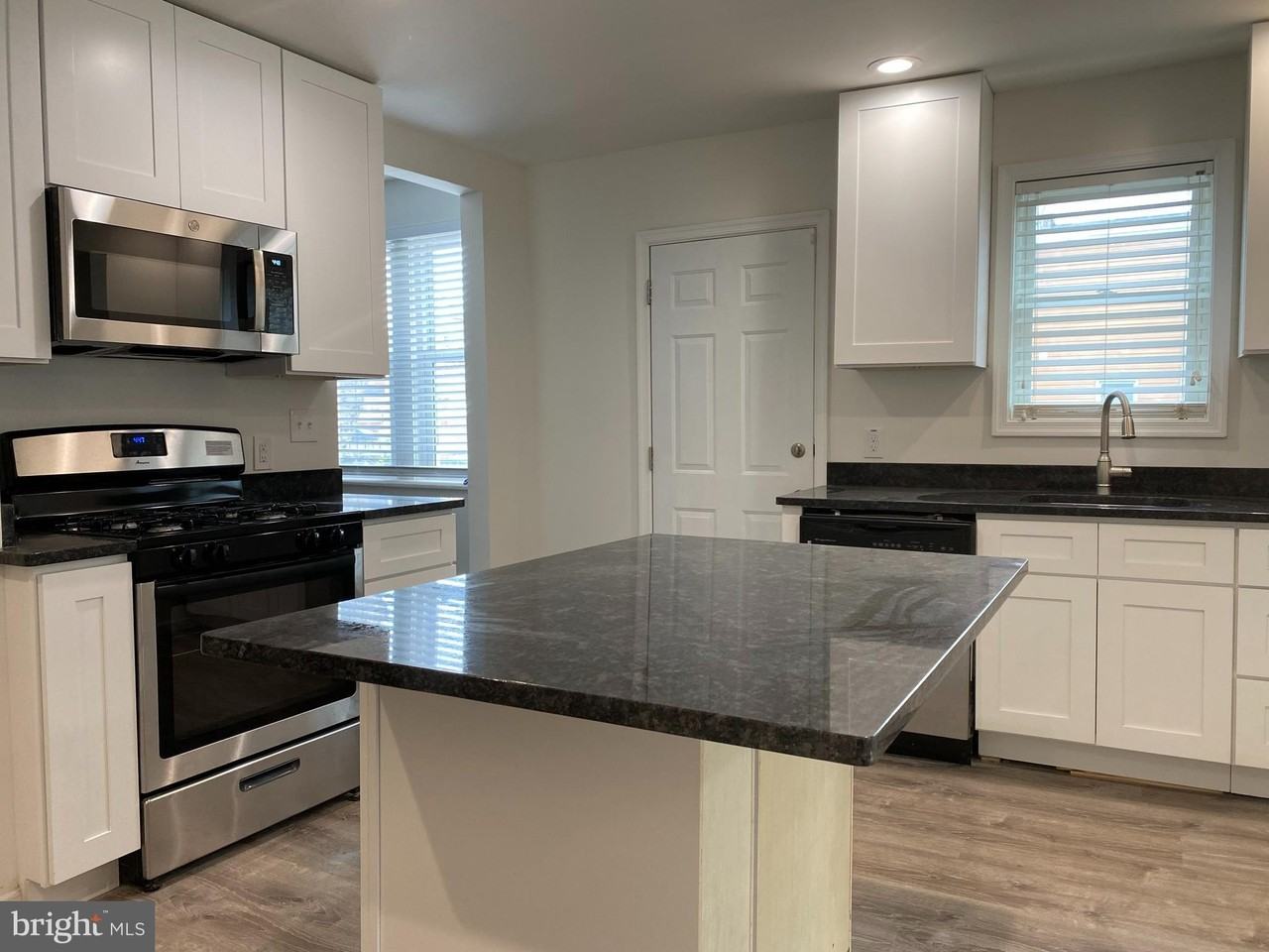 920 Young St - Photo 2 of 16