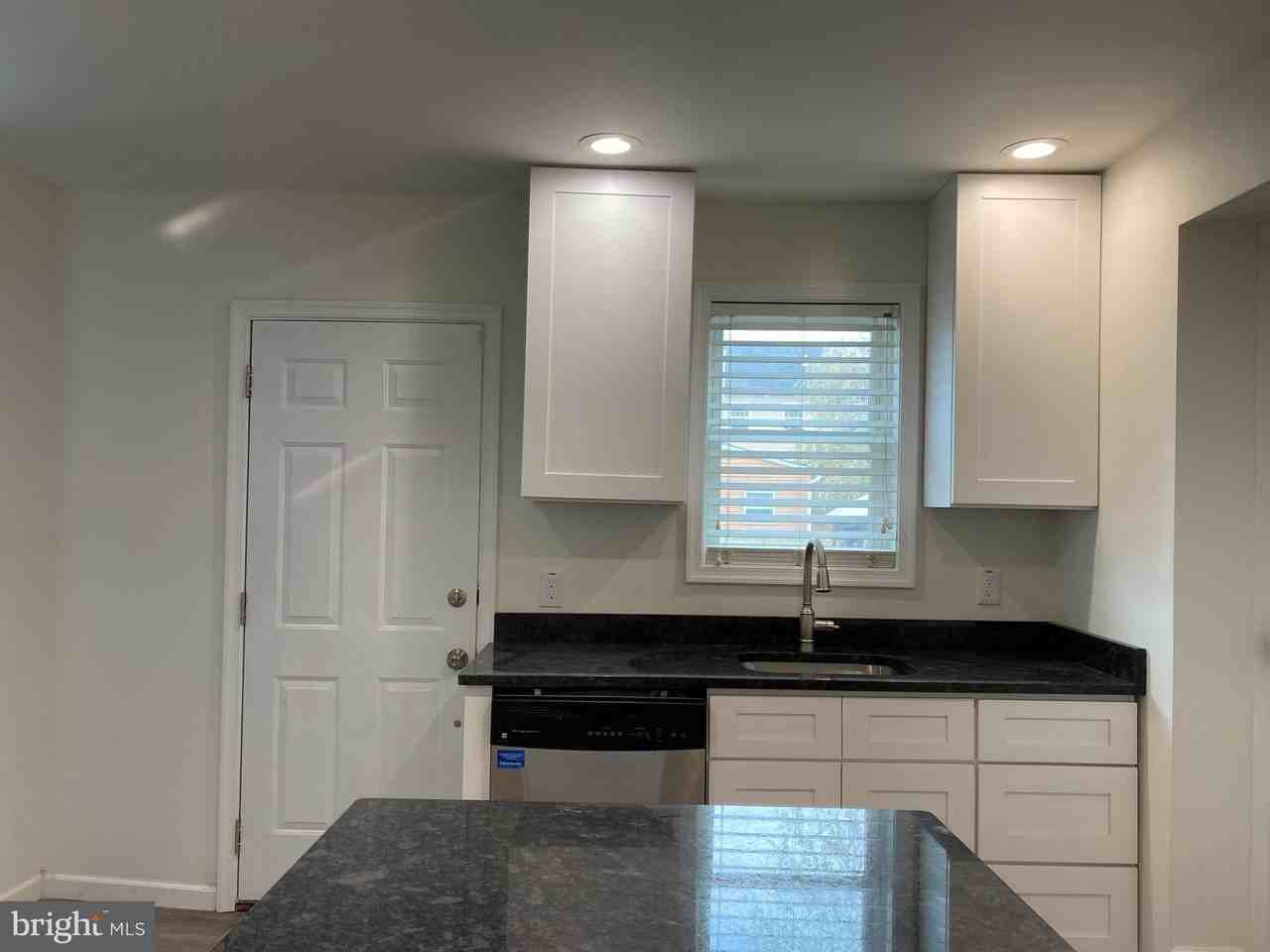 920 Young St - Photo 3 of 16