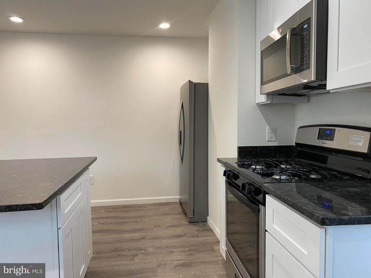 920 Young St - Photo 4 of 16