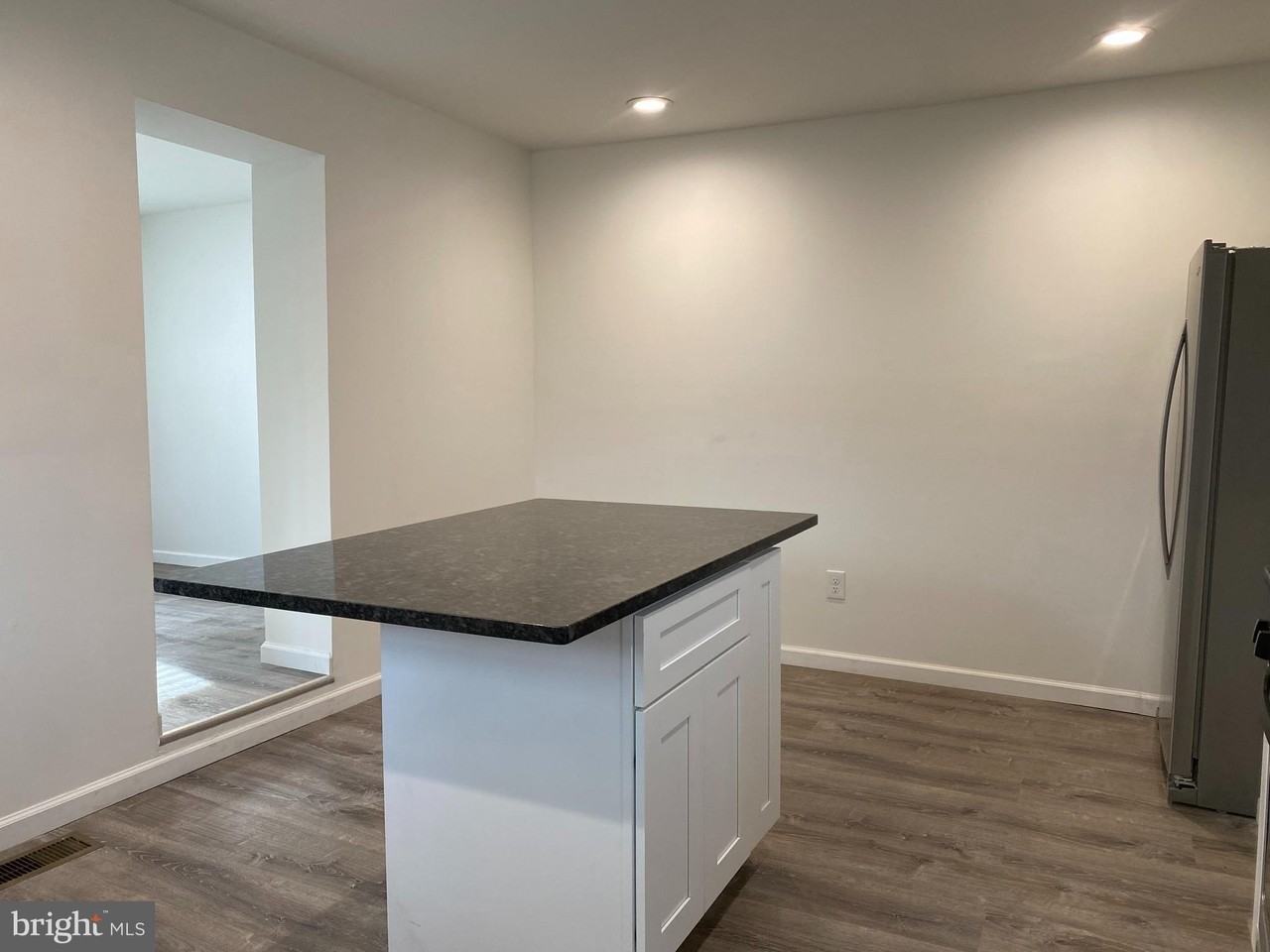 920 Young St - Photo 6 of 16