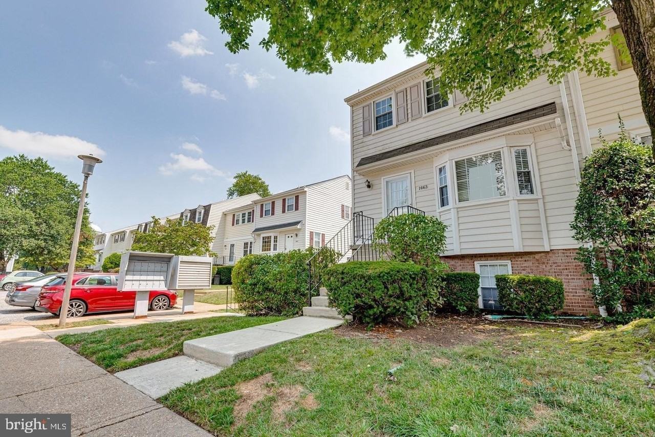 1663 Hart Ct - Photo 3 of 29