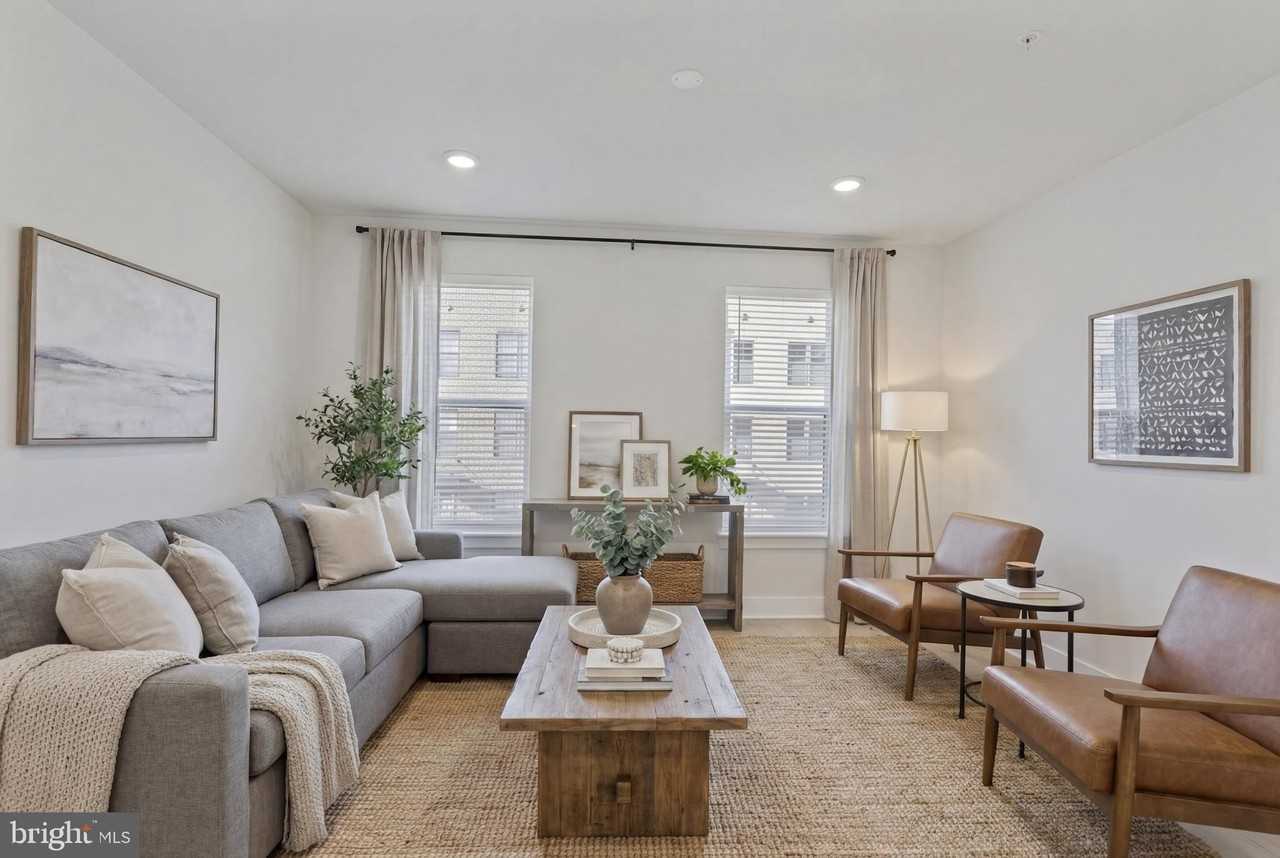 2709 Light St - Photo 4 of 50