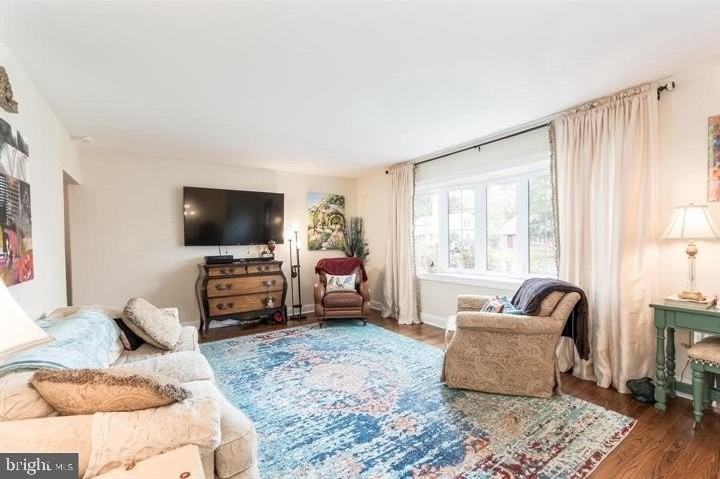 523 Wayne Ave - Photo 4 of 31