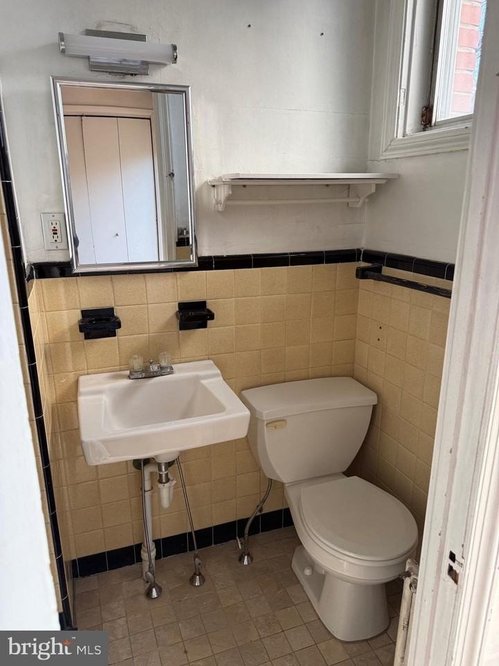 1720 Spruce St Apt 5 #5 - Photo 4 of 24