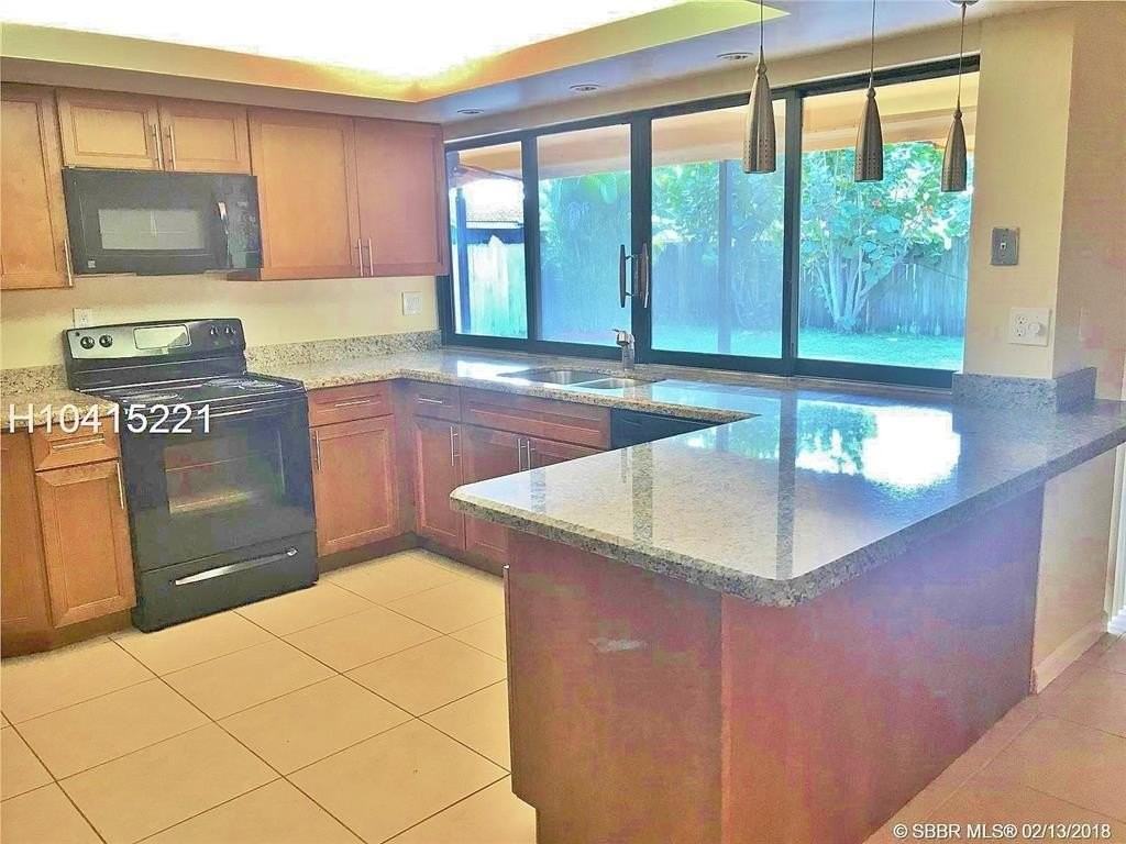 10402 Nw 6th St - Photo 4 of 9