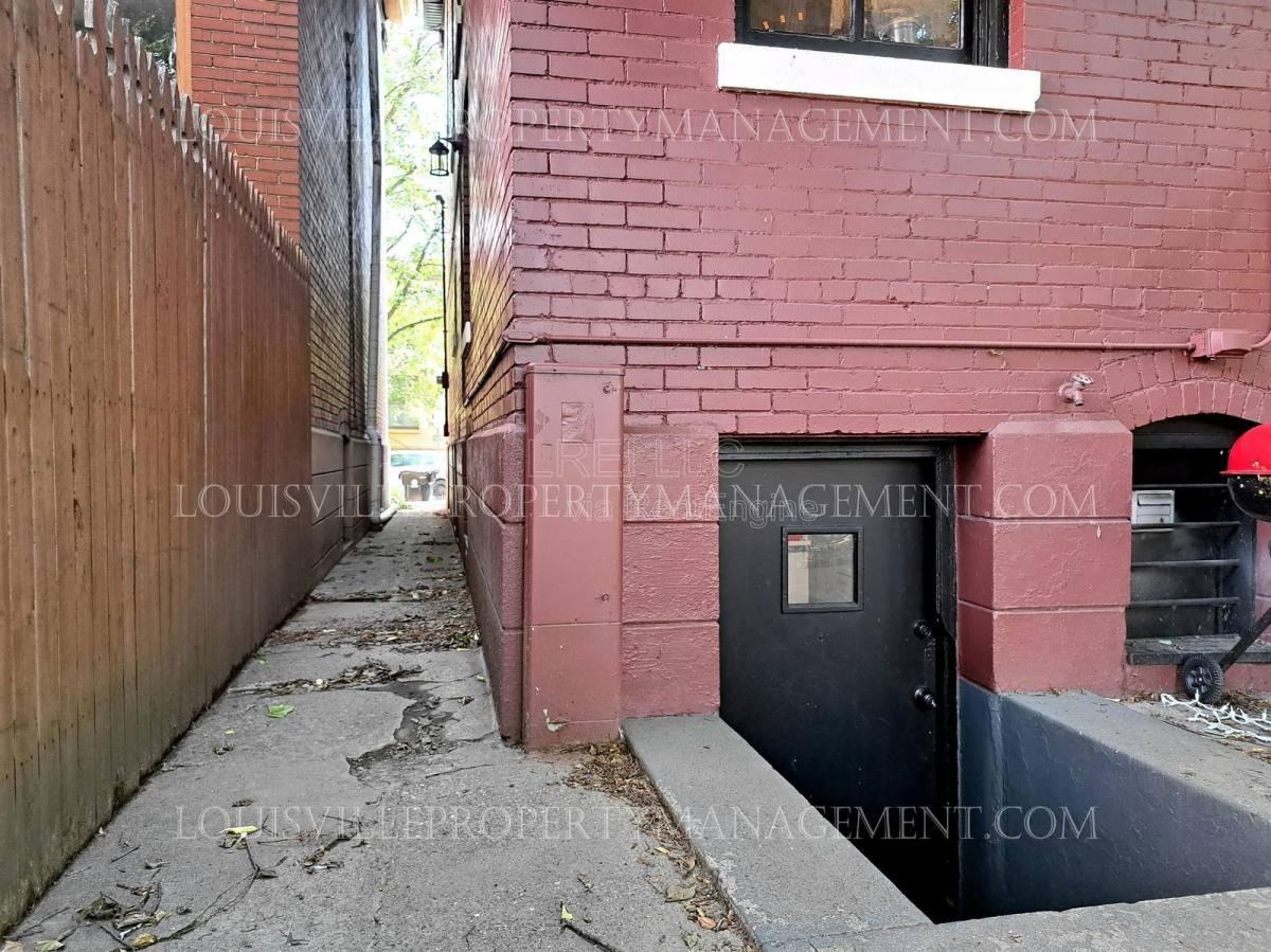 319 W Lee St #4 - Photo 2 of 10