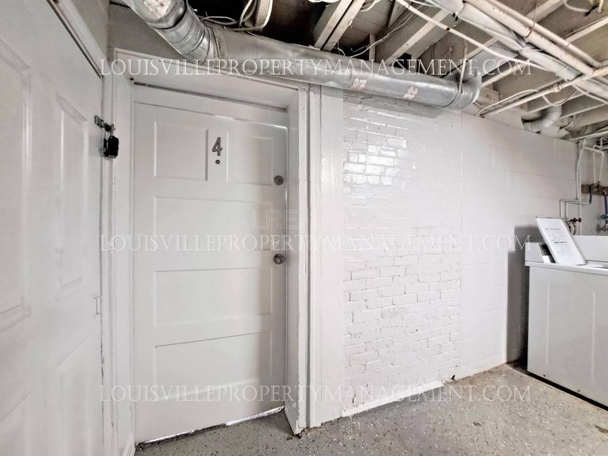 319 W Lee St #4 - Photo 3 of 10