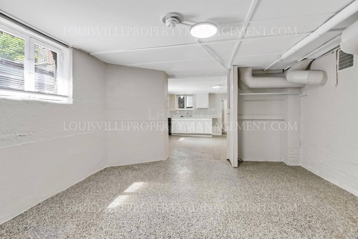 319 W Lee St #4 - Photo 5 of 10