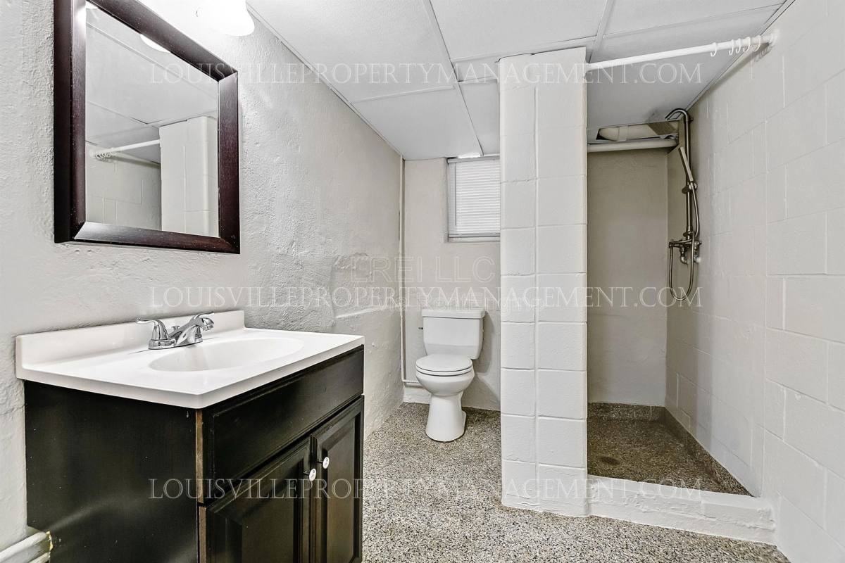 319 W Lee St #4 - Photo 7 of 10