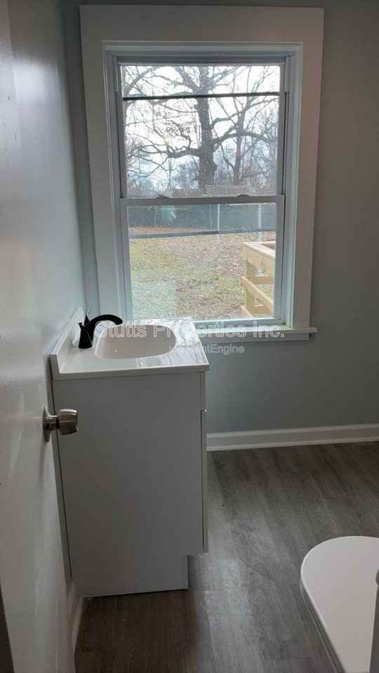 2410 Veterans Dr - Photo 3 of 10