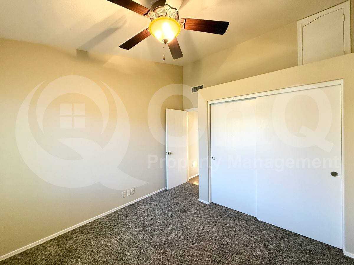 3882 S Hawthorn Dr - Photo 3 of 10