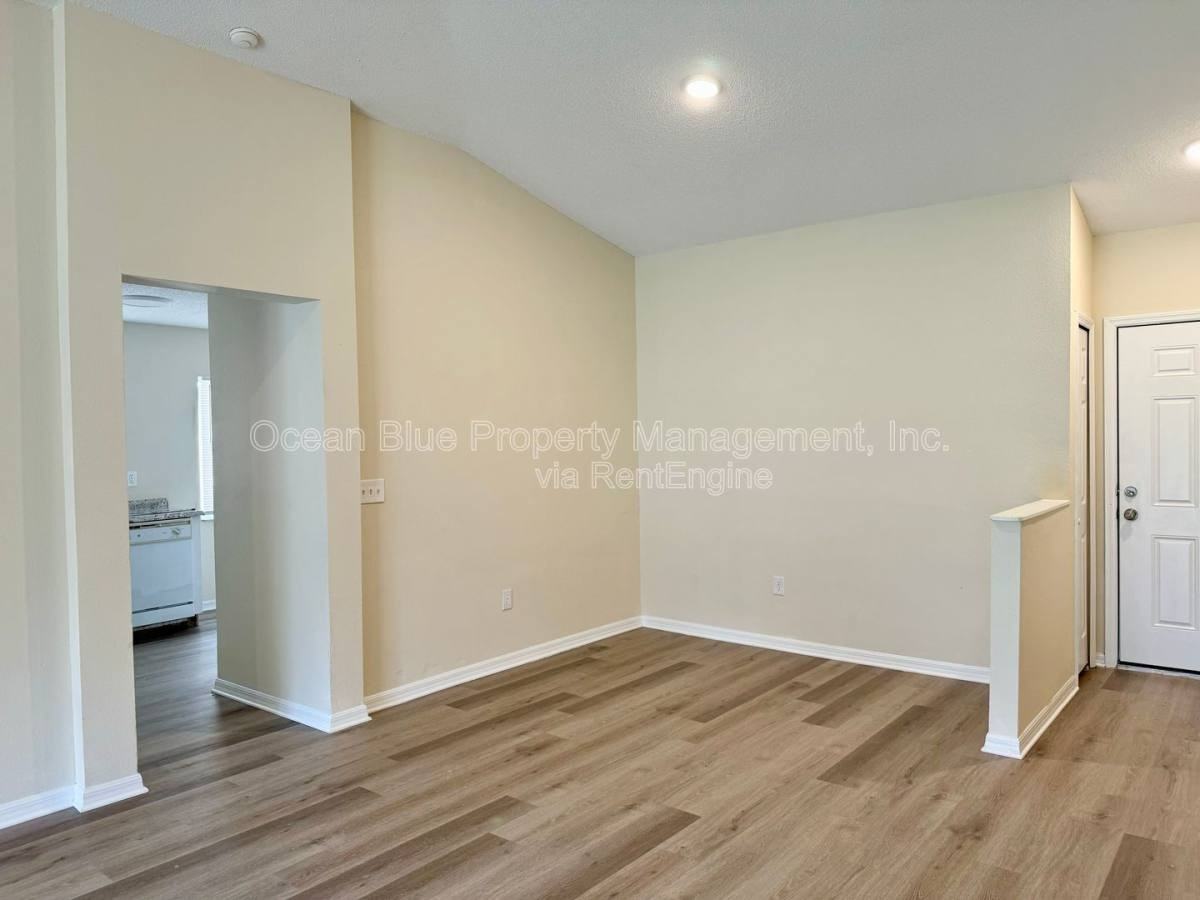 3006 Summer House Dr - Photo 2 of 10