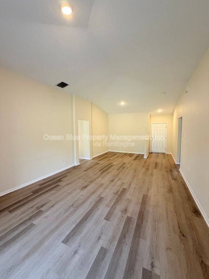 3006 Summer House Dr - Photo 3 of 10