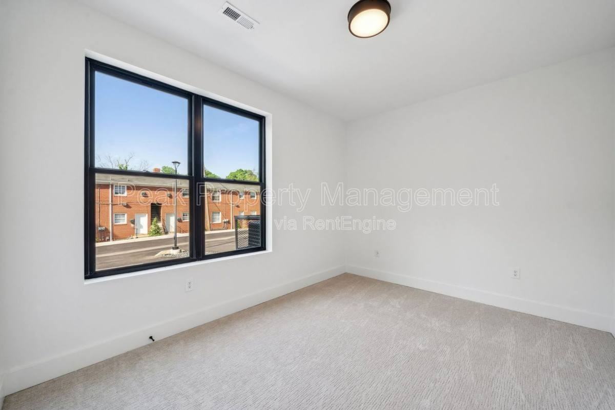 1609 Pulaski St - Photo 3 of 10