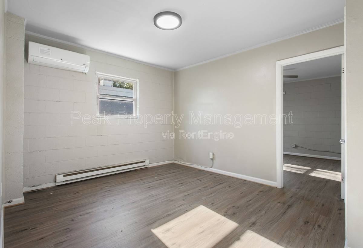 925 N 20th St #D - Photo 2 of 10