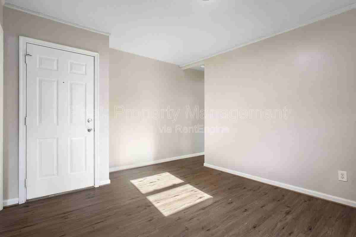 925 N 20th St #D - Photo 4 of 10