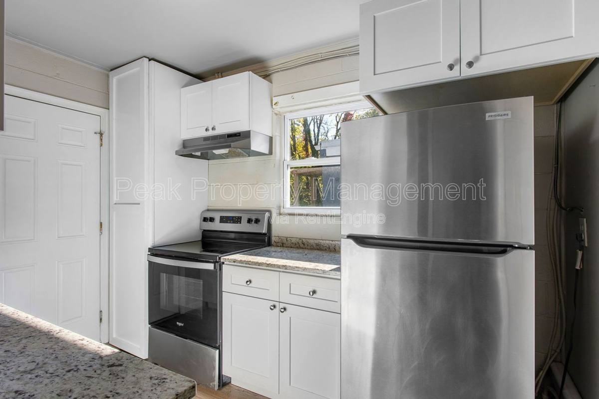 925 N 20th St #D - Photo 5 of 10