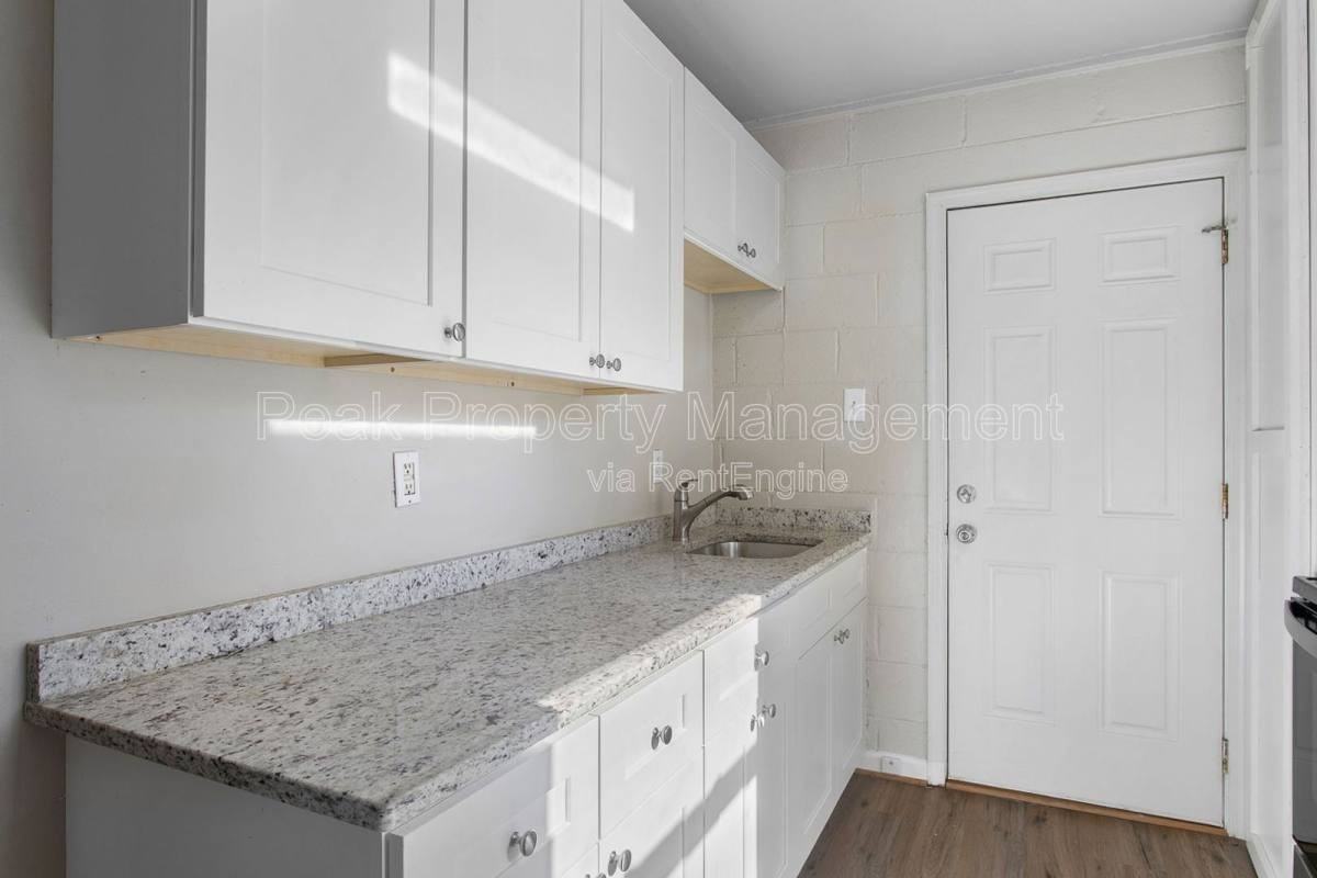 925 N 20th St #D - Photo 7 of 10