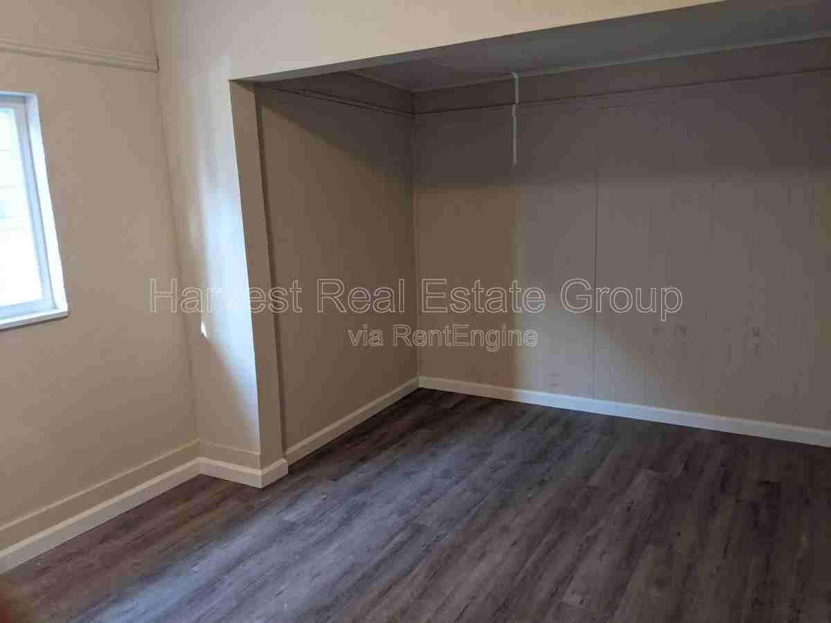 9112 D St - Photo 3 of 5