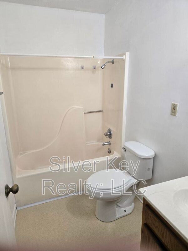 823 Englewood Rd #13 - Photo 7 of 10