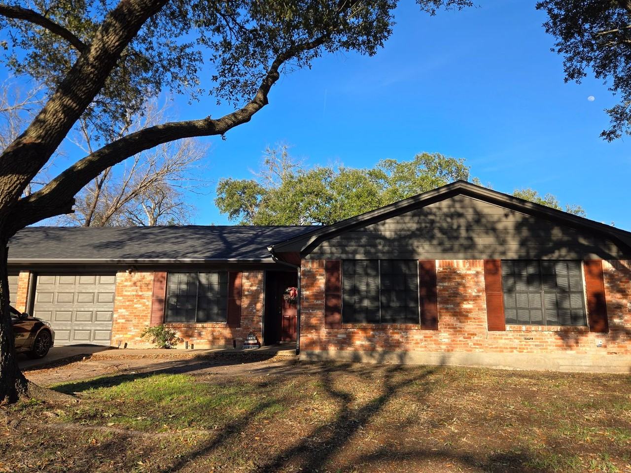 803 Glade St - Photo 2 of 2