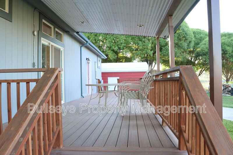 313 E 1/2 St N - Photo 2 of 34