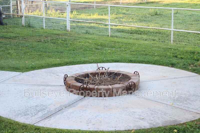 313 E 1/2 St N - Photo 3 of 34