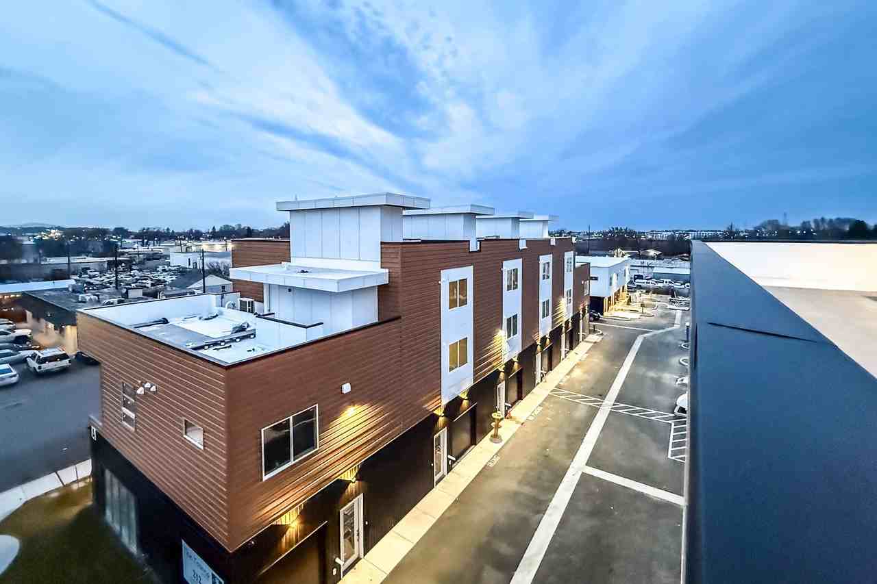 The Towns On Elm - Photo 3 of 6