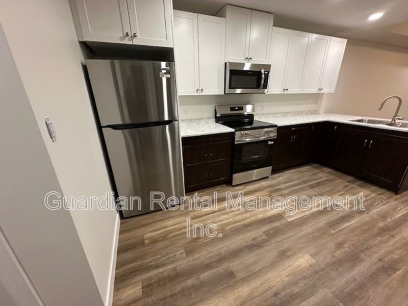 190 Bruin Cres #B - Photo 2 of 18