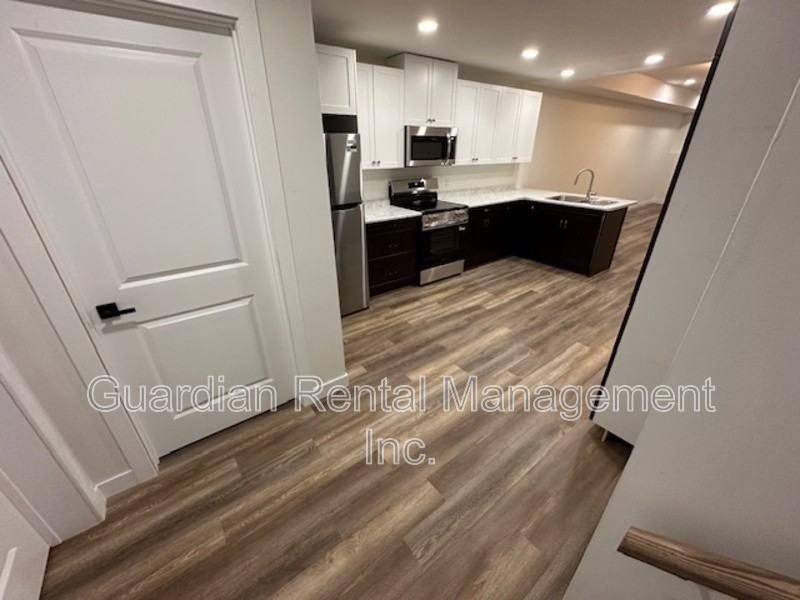 190 Bruin Cres #B - Photo 3 of 18