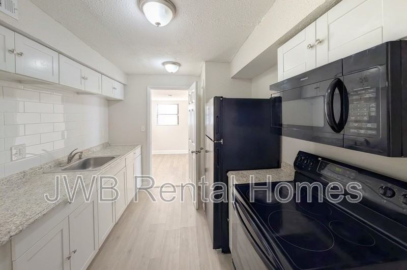 3143 W 5th St - Photo 4 of 20