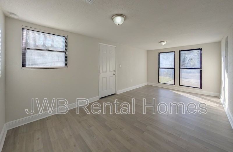 3143 W 5th St - Photo 5 of 20