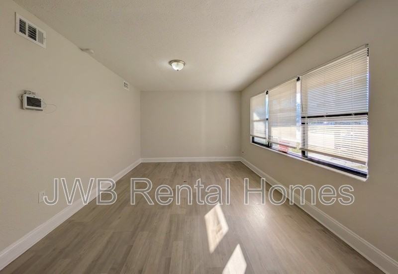 3143 W 5th St - Photo 6 of 20