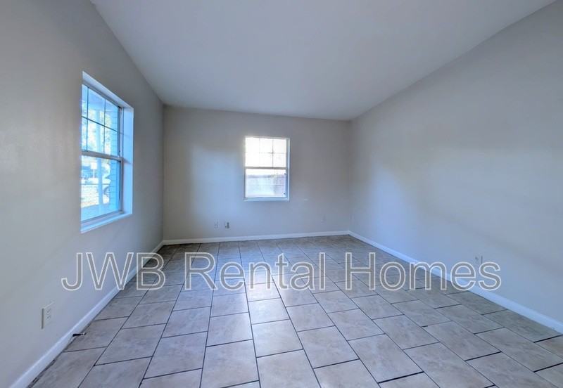 2737 Spring Park Rd - Photo 5 of 17