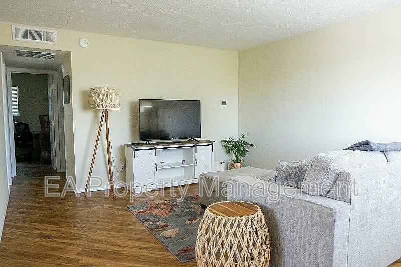 1217 Chelwood Park Blvd Ne #D - Photo 2 of 4