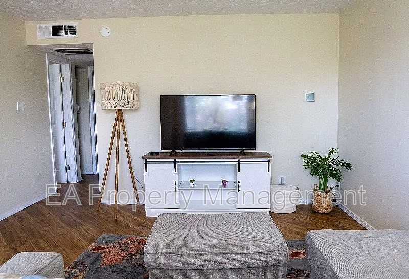 1217 Chelwood Park Blvd Ne #D - Photo 3 of 4