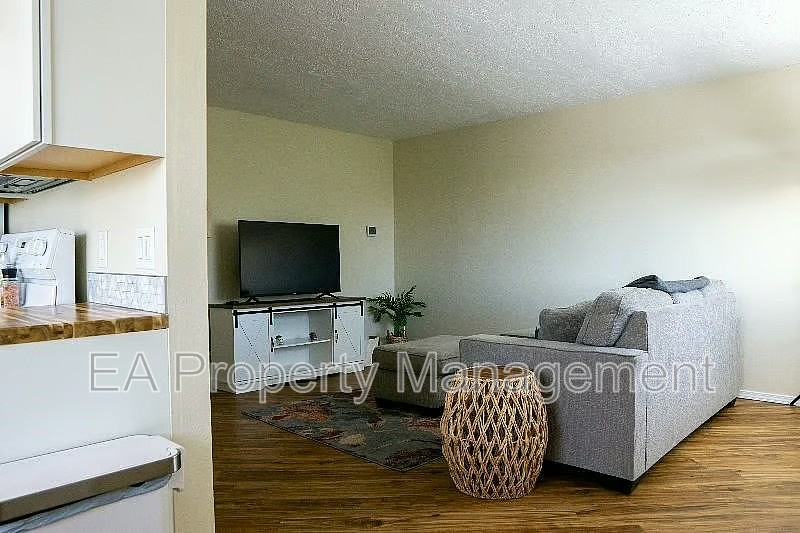 1217 Chelwood Park Blvd Ne #D - Photo 4 of 4