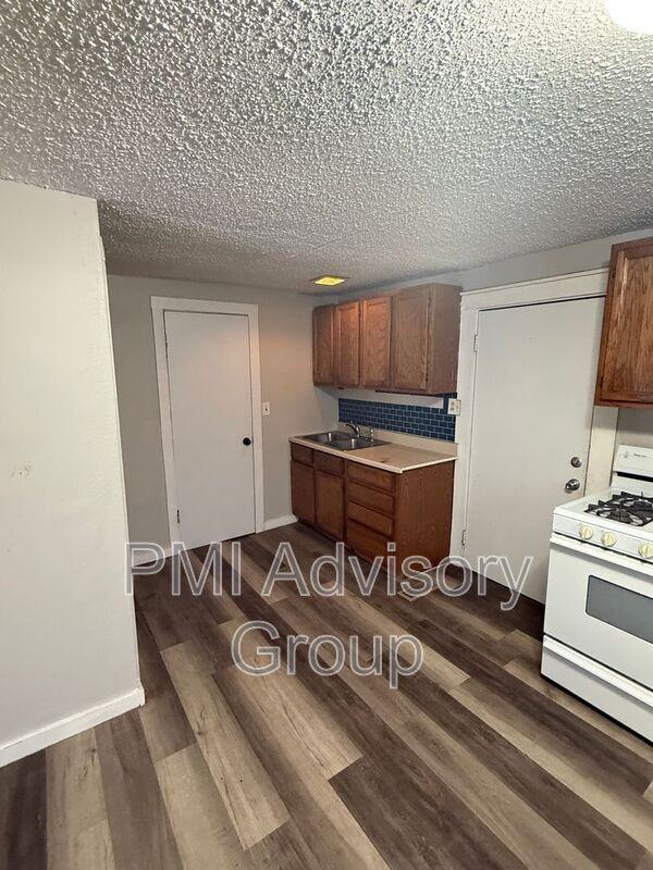 2027 Sw Van Buren St - Photo 5 of 8