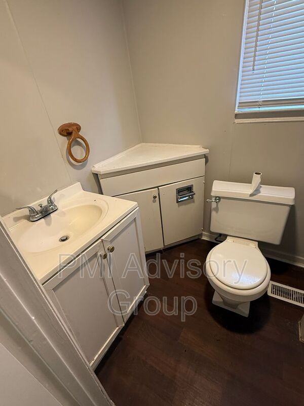 2027 Sw Van Buren St - Photo 6 of 8