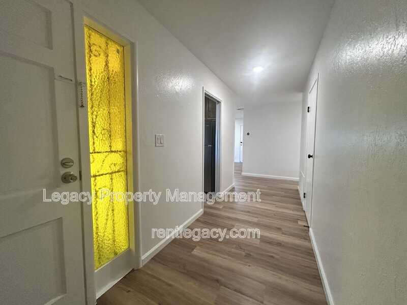 5200 Fernwood Way - Photo 5 of 25