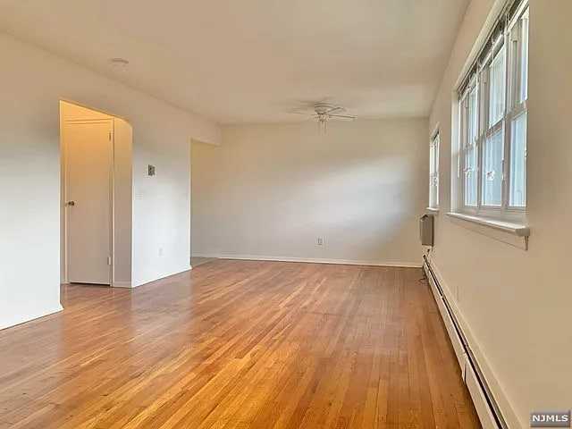 139 W Englewood Ave - Photo 4 of 8