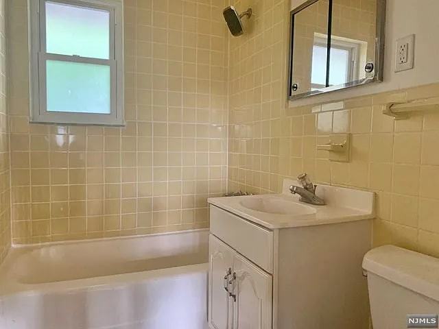 139 W Englewood Ave - Photo 6 of 8