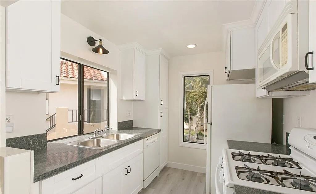 8492 New Salem St - Photo 5 of 8